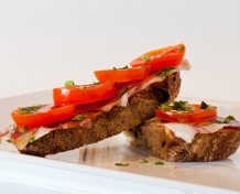 Bruschettas de Jamón Crudo, Tomate y Pimientos