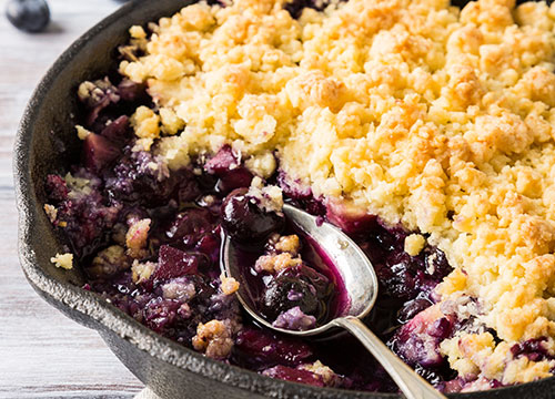 Crumble de manzana y arándanos