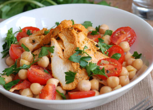 Salteado de pollo con garbanzos y tomate