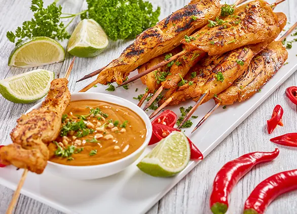 Satay de pollo