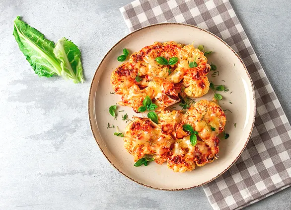 Bifes de coliflor con queso gratinado