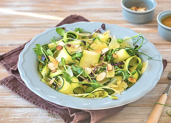 Ensalada de zucchini con aderezo de yogurt de almendras