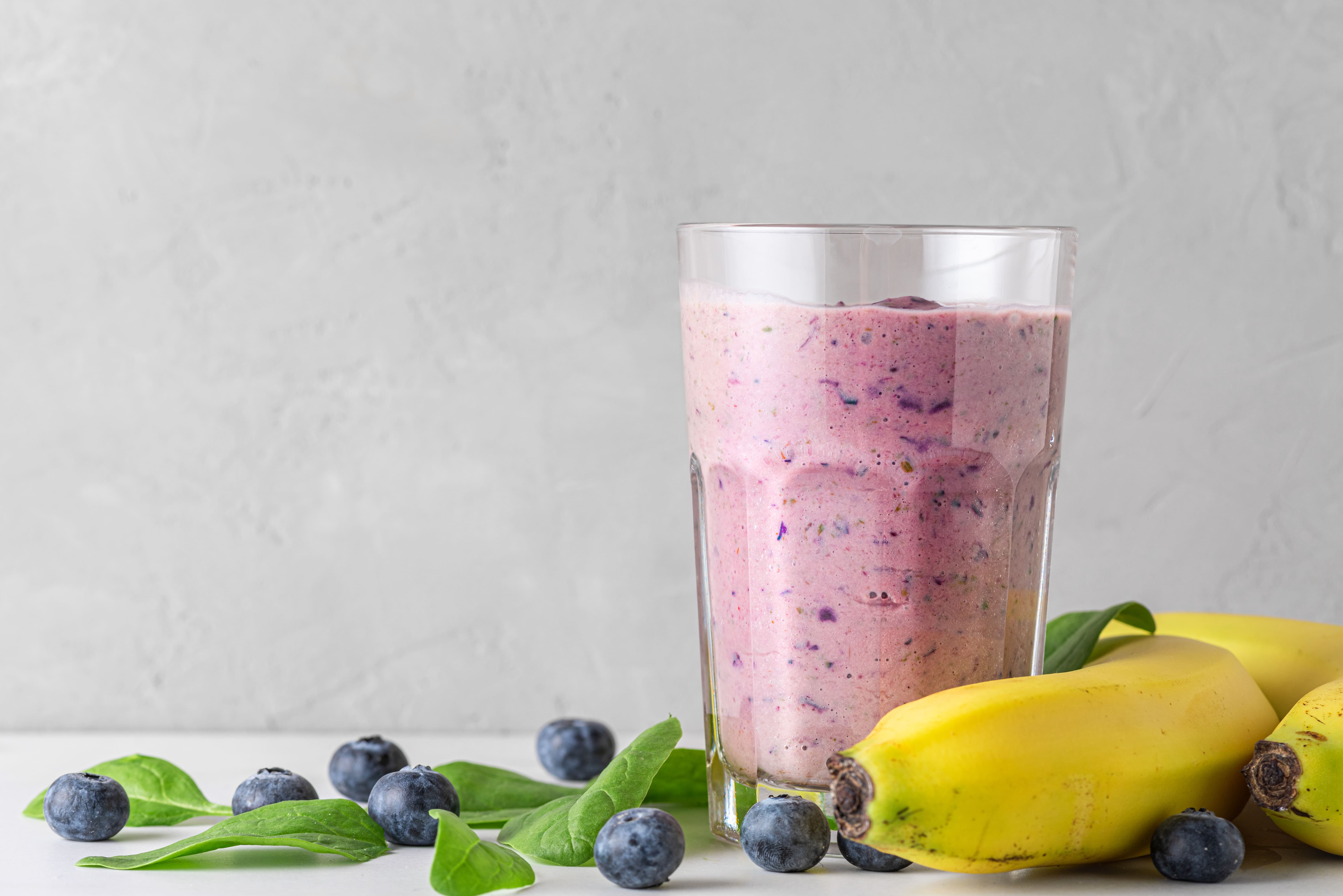 Licuado de banana y Arándanos con Tahini